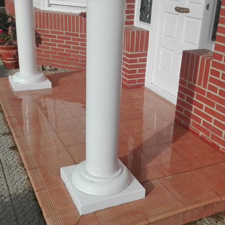 Tratamiento antideslizante suelo porche ceramico esmaltado en Medina. Burgos