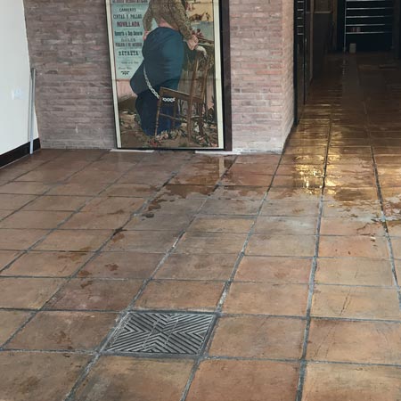 Decapado, protección tonalizante y acabado satinado en un barro en una Bodega de Arnedo ( La Rioja )