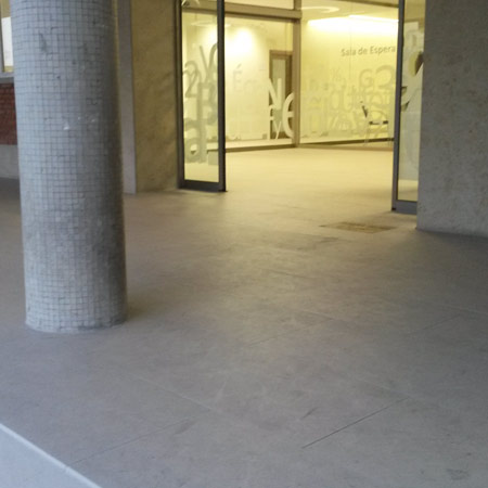 Limpieza y mantenimiento de pavimento porcelánico en San Fernando (Aviles)