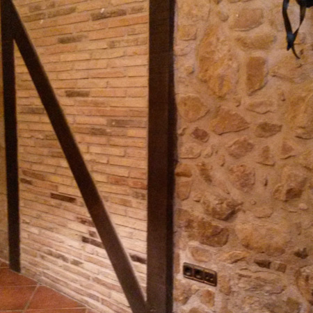 Limpieza de polvo en superficie de baldosas de piedra en Arbizu (Navarra)