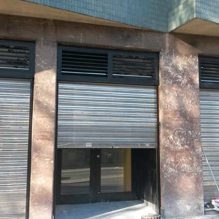 Limpieza de fachada de marmol rojo en Bilbao antes