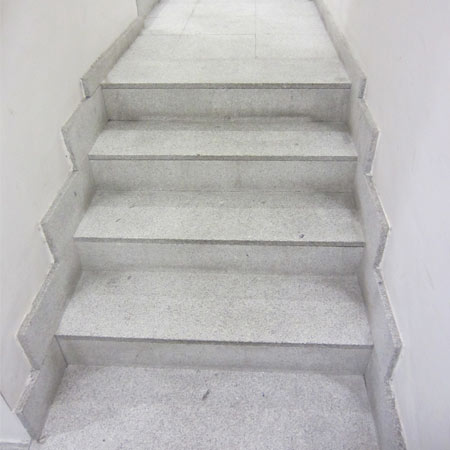 Limpieza y tratamiento antimanchas efecto natural en granito abujardado en Hacienda Foral en Pamplona ( Navarra ) limpio