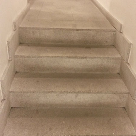 Limpieza y tratamiento antimanchas efecto natural en granito abujardado en Hacienda Foral en Pamplona ( Navarra )