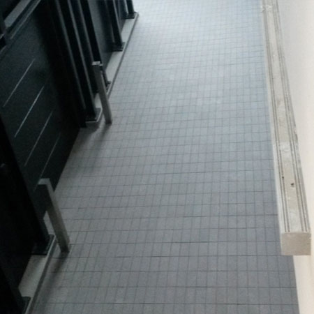 Limpieza junta epoxi en las nuevas Bodegas de Vega Sicilia. Samaniego ( Alava ).)