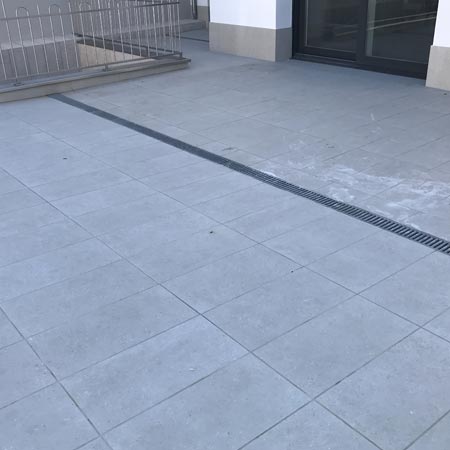 Limpieza en cerámica en el club de Remo de Lekeitio