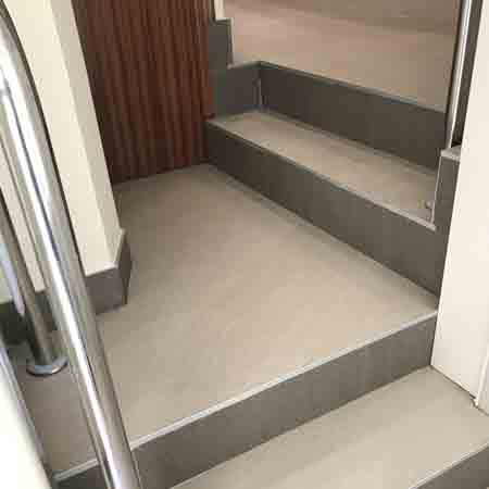 Limpieza en porcelánico natural antideslizante en Basauri ( Vizcaya ) limpio