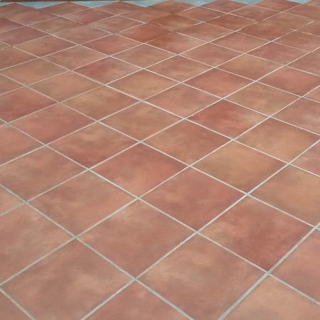 Limpieza y mantenimiento suelo baldosas cerámicas en Hondarribia