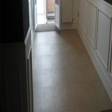 Limpieza y mantenimiento de suelo porcelánico de piedra natural antes
