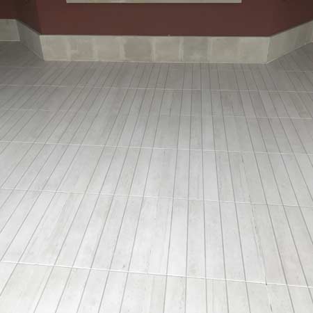 Limpieza de suelo de un porche de porcelánico en Hondarribia