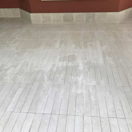 Limpieza de suelo de un porche de porcelánico en Hondarribia