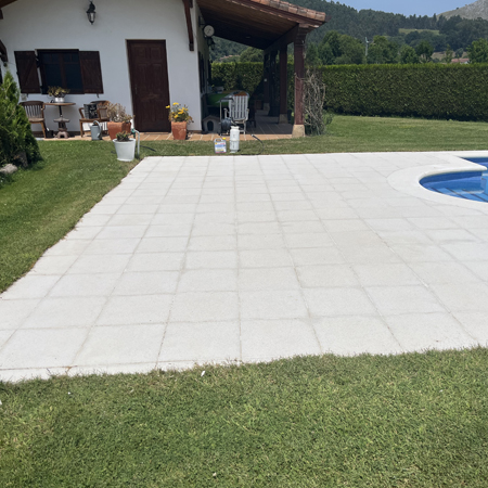 Limpieza de playa de piscina de piedra caliza blanca en Liendo (Cantabria) limpio