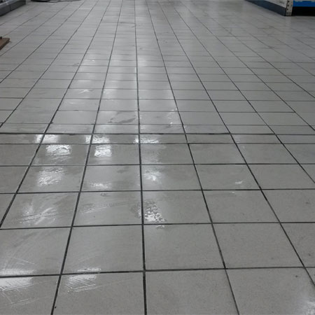 Limpieza en cerámica en el club de Remo de Lekeitio