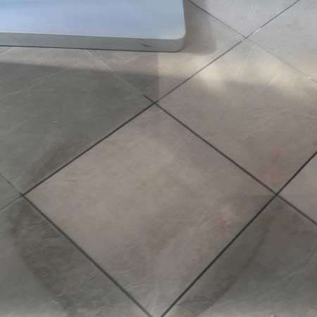 Limpieza de porcelánico natural en Noja (Cantabría) antes