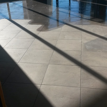 Limpieza de porcelánico natural en Noja (Cantabría)