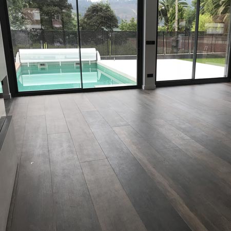 Limpieza en porcelanico natural de gran formato en Galdakao ( Vizcaya )