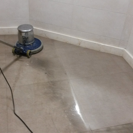 Limpieza de portal con porcelánico esmaltado en San Miguel