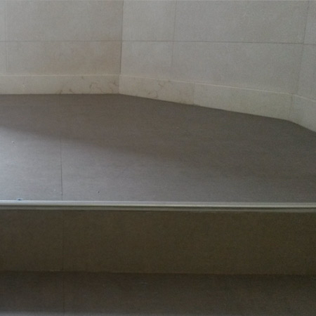 Limpieza de portal con porcelánico esmaltado en San Miguel