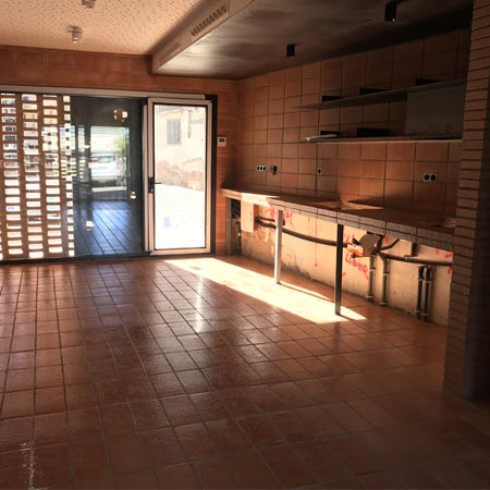 Limpieza en cerámica en el club de Remo de Lekeitio