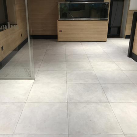 Limpieza y protección anti suciedad en porcelanico natural antideslizante en Ajo ( Cantabria ) limpio