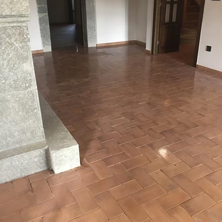 Limpieza, protección, cera en pasta y cera líquida en barro casa Rural en Villanueva ( Asturias ) limpio