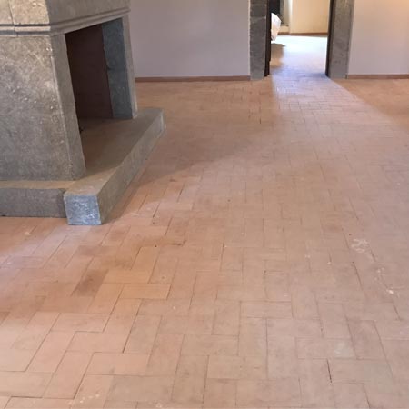 Limpieza, protección, cera en pasta y cera líquida en barro casa Rural en Villanueva ( Asturias )