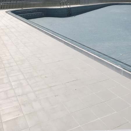 Limpieza de restos cementosos en suelo de piscina porcelánico natural texturizado en Muskiz (Vizcaya)
