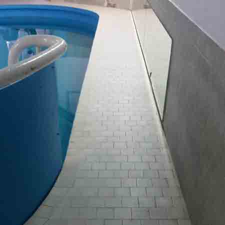 Limpieza en cerámica en el club de Remo de Lekeitio ( Vizcaya ) limpio