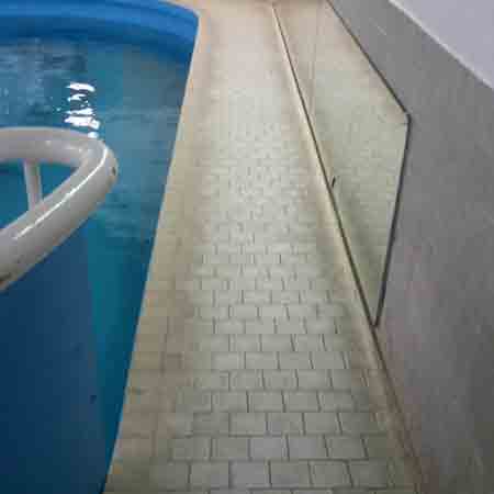 Limpieza en cerámica en el club de Remo de Lekeitio ( Vizcaya )