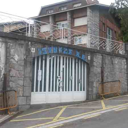Limpieza en cerámica en el club de Remo de Lekeitio