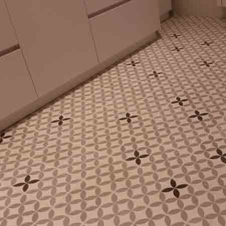 Limpieza en cerámica en el club de Remo de Lekeitio