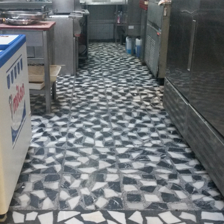 Limpieza de suelo de baldosa en el comedor del Hotel Adelma