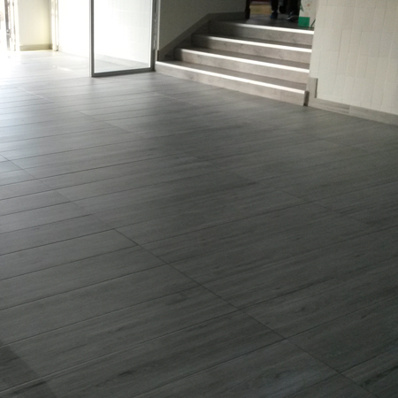 Limpieza de suelo de porcelánico natural en instituto en Arnedo