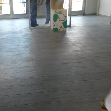 Limpieza de suelo de porcelánico natural en instituto en Arnedo.