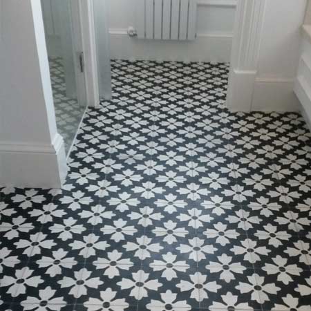 Limpieza de suelos de baños con mosaico hidráulico a base de Stoneplus en Hondarribia (Guipuzkoa). Limpio