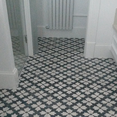 Limpieza de suelos de baños con mosaico hidráulico a base de Stoneplus en Hondarribia (Guipuzkoa).