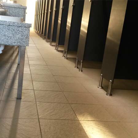 Limpieza de suelos de baños con tratamiento anti suciedad Fila Stop Dirt