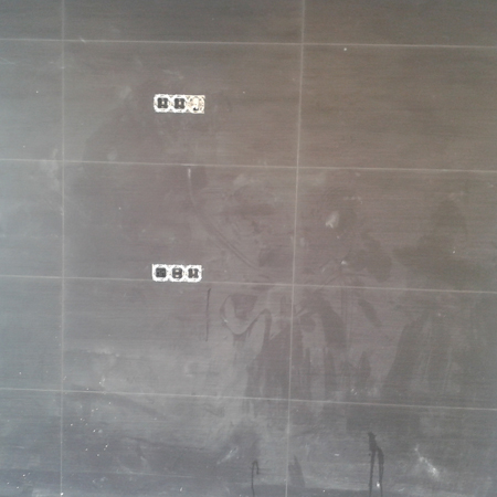 Limpieza de suelos y paredes de juntas con epoxi en baño y cocina de Burgos.