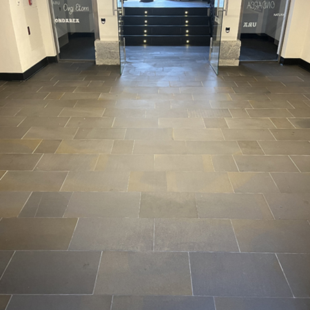 Limpieza y tratamiento antimanchas de piedra caliza apomazada en Orbaizeta (Navarra) limpio