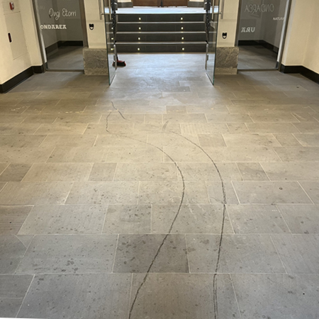 Limpieza y tratamiento antimanchas de piedra caliza apomazada en Orbaizeta (Navarra)