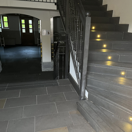 Limpieza y tratamiento antimanchas de piedra caliza apomazada en la Real Fabrica de Armas de Orbaizeta