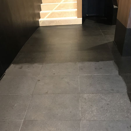 Limpieza en cerámica en el club de Remo de Lekeitio