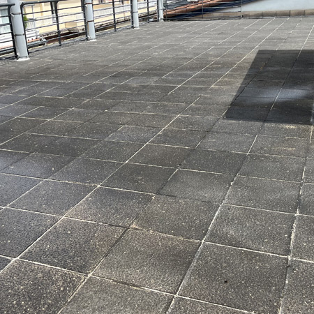 Limpieza y tratamiento de durabilidad de suelo de barro de comunidad de propietarios en Tolosa (Navarra)