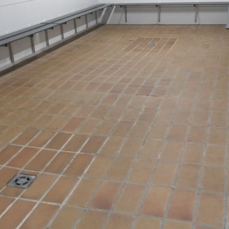 Limpieza y tratamiento hidrófugo. Polideportivo Antzizar en Beasain (Gipuzkoa ).