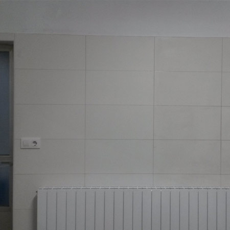 Tratamiento de y limpieza de pared cerámica en Torrelavega