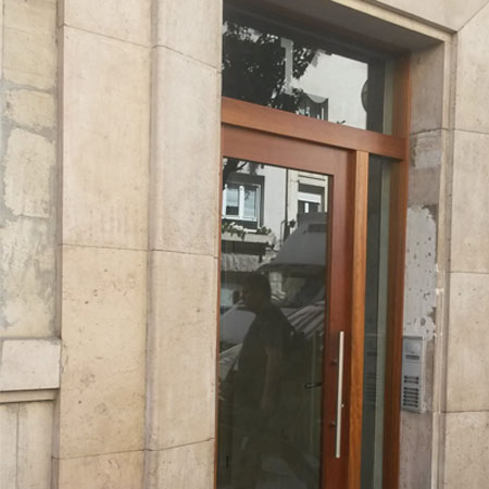 Limpieza y tratamiento de portal de piedra abujardada y aplomazada en Vitoria despues