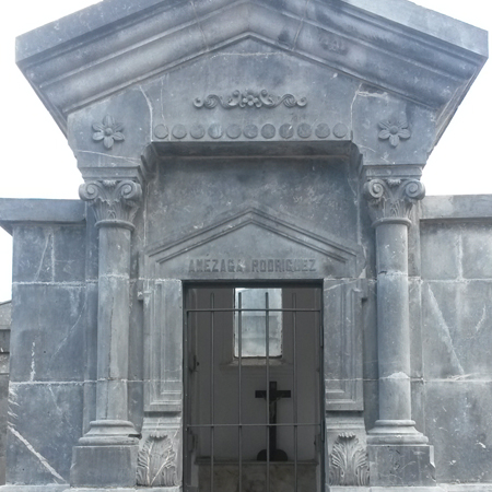 Limpieza y tratamiento de protección de panteón de piedra caliza en el Páis Vasco