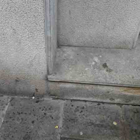 Limpieza y tratamiento antimanchas efecto natural en piedra caliza abujardada en Portugalete ( Vizcaya )