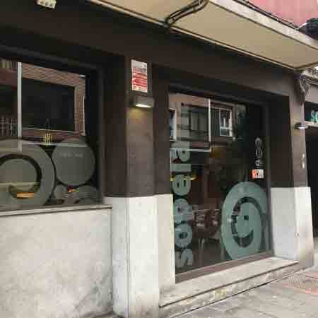 Limpieza y tratamiento antimanchas efecto natural en piedra caliza abujardada en Portugalete