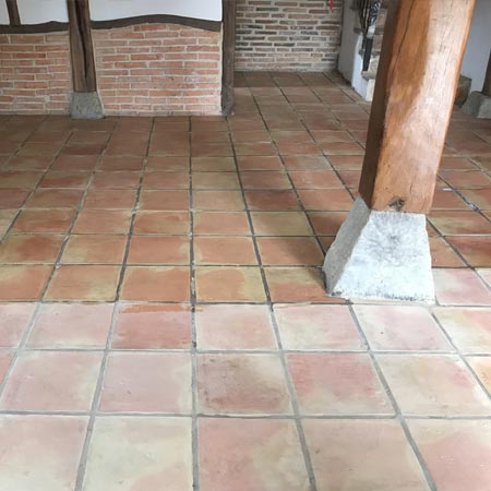 Limpieza en cerámica en el club de Remo de Lekeitio