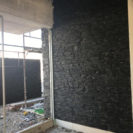 Protección consolidante en piedra cuarcita negra premontada en Peralta ( Navarra ) limpio